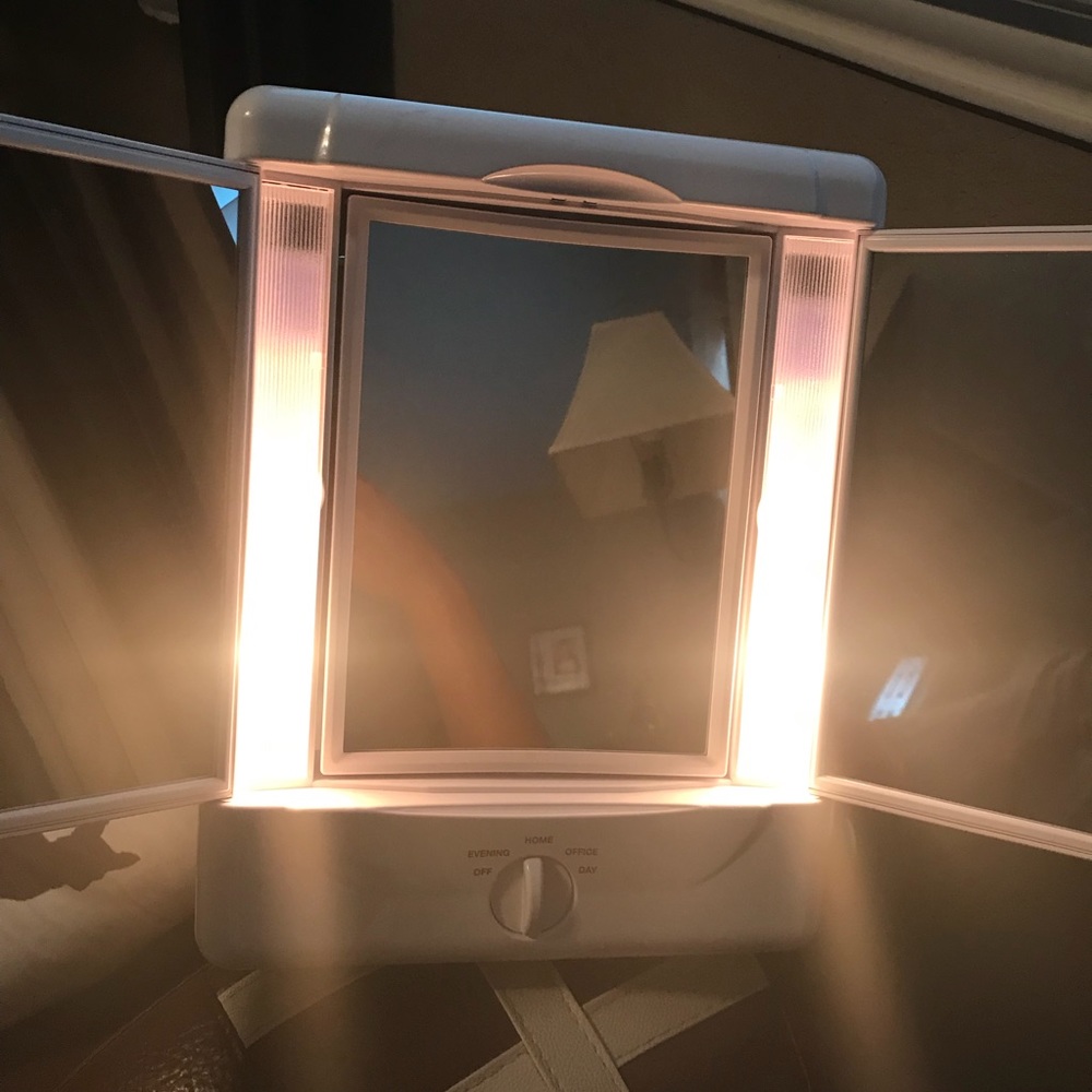 Foldable makeup mirror
